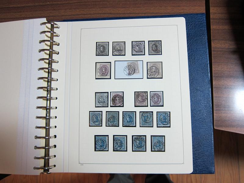 0019 (256).JPG -     Lote:    19      Marcofilia      Lotes Especiais       Descrição:         Portugal. Colecção especializada de carimbos de duplo círculo, tipo 1852, montada em 4 álbuns Lindner, com selos de diversas emissões e cartas, com estudo minucioso de cada marca. Lote a ver.         Lote       Valor Base:     &euro; 2.500,00     Valor Venda:     Retirado     